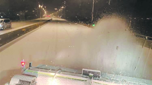 城市高架路被覆盖一层积雪